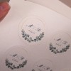 foglio di etichette adesive stampate con immagini e testi
