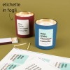 due candele colorate con etichette bianche stampate e foglio di etichette