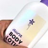 mano che tiene un flacone di crema con applicata una etichetta perlata