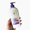 mano che tiene un flacone di crema con applicata una etichetta perlata