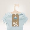 tshirt con applicato un cartellino simil legno stampato