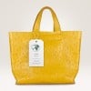 borsa con applicato un cartellino effetto pelle stampato