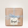 pacchetto regalo con applicato un cartellino stampato