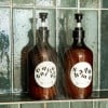 Bottiglie di sapone con etichette adesive su uno scaffale