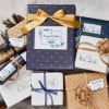 vari pacchetti regalo di natale con applicate etichette con i nomi