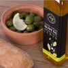 Ciotola di olive e del pane e una bottiglia di olio con etichetta adesiva applicata