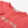 t-shirt con etichetta adesiva con il nome