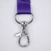 L'immagine mostra un gancio metallico attaccato a una fascia viola. Il gancio ha una chiusura a leva.