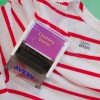 L'immagine mostra una maglietta a righe rosse e bianche con uno stampo per vestiti Avery appoggiato su di essa. L'etichetta dello stampo dice 'Clothing Stamp'.