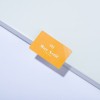L'immagine mostra una carta arancione con il testo 'Max Actif' su uno sfondo piuttosto neutro. La carta sembra essere di adesivo o simile, posizionata su un tavolo o superficie bianca.