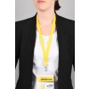 Immagine di una persona che indossa un blazer nero con una maglietta bianca. Ha un distintivo appeso con un laccio giallo al collo, visibile nella parte anteriore. Il distintivo riporta il nome 'Julie Millet' e il termine 'Expo Sportive'.