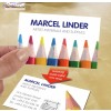 L'immagine mostra un biglietto da visita con il nome 'Marcel Linder' e la dicitura 'ARTIST MATERIALS AND SUPPLIES'. Il design include matite colorate in alto e informazioni di contatto sul retro.