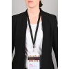 L'immagine mostra una persona con un abito nero e una maglietta bianca, indossando un badge di partecipazione a un seminario, che include il nome 'Alice Poiret'.