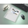 L'immagine mostra una scrivania con un mouse, una tastiera e un raccoglitore contenente un documento intitolato "Holiday Homes".