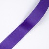 L'immagine mostra un nastro di raso di colore viola su uno sfondo bianco. Il nastro ha una superficie liscia e una forma piatta.
