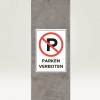 In questo immagine, c'è un cartello di divieto per il parcheggio con la scritta 'PARKEN VERBOTEN'. Il cartello è posizionato su una superficie di cemento.