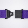 L'immagine mostra una cintura viola con una fibbia nera a scatto, divisa in due parti.