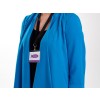 L'immagine mostra una donna che indossa una giacca blu e mostra un badge identificativo con la scritta 'VISITEUR'.