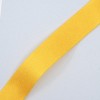 L'immagine mostra un nastro giallo su uno sfondo bianco.