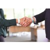 Immagine di due persone che si stringono la mano, mostrando i polsi con braccialetti.