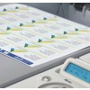 La imagen muestra una hoja con etiquetas impresas en una impresora. Las etiquetas tienen un diseño con triángulos y texto. Están organizadas en filas y columnas, lista para ser cortada y utilizada.