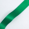 L'immagine mostra un nastro verde satinado, lungo e piatto, su uno sfondo bianco.