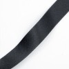 L'immagine mostra un nastro di colore nero, probabilmente usato per cucire o decorazioni.