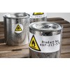 Lattine metalliche con etichette di prodotto e simboli di avvertenza sul fuoco, alcune gocce d'acqua sulla superficie.