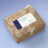 un pacco bagnato con applicata una etichetta rettangolare stampata
